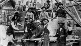 Građevinski radnici na podizanju spomenika Kosovskim junacima sa vajarom Đorđem jovanovićem (u fraku) 1904