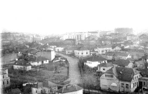 Pogled na Karadžićevu ulicu (Grčki šor) Na fotografiji je moguće prepoznati kuću prote Ilariona (skroz levo), Begovu kuću, kao i zgrade u celoj dužini Karadžićeve. Kruševljani duguju zahvalnost arhitekti Predragu Vertovšeku na velikoj požrtvovanosti za stavljanje pod zaštitu spomenika kulture Karadžićeve ulice. Fotografija nastala početkom 60-ih godina 20-og veka. Fotografiju dostavio Miljan Miletić.