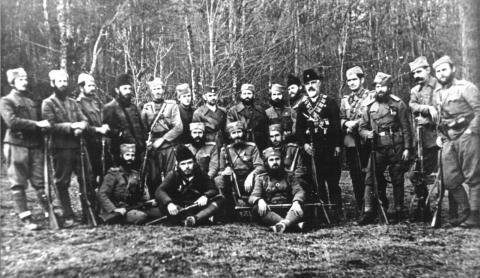 Željin, 1. novembar 1942. neposredo posle operacije Kopaonik. Major Dragutin Keserović (sedi u sredini) sa grupom oficira i podoficira Rasinskog korpusa.