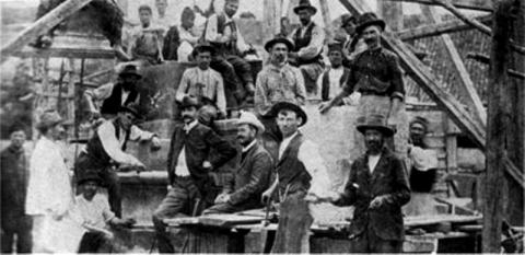 Građevinski radnici na podizanju spomenika Kosovskim junacima sa vajarom Đorđem jovanovićem (u fraku) 1904 Građevinski radnici na podizanju spomenika Kosovskim junacima sa vajarom Đorđem jovanovićem (u fraku) 1904